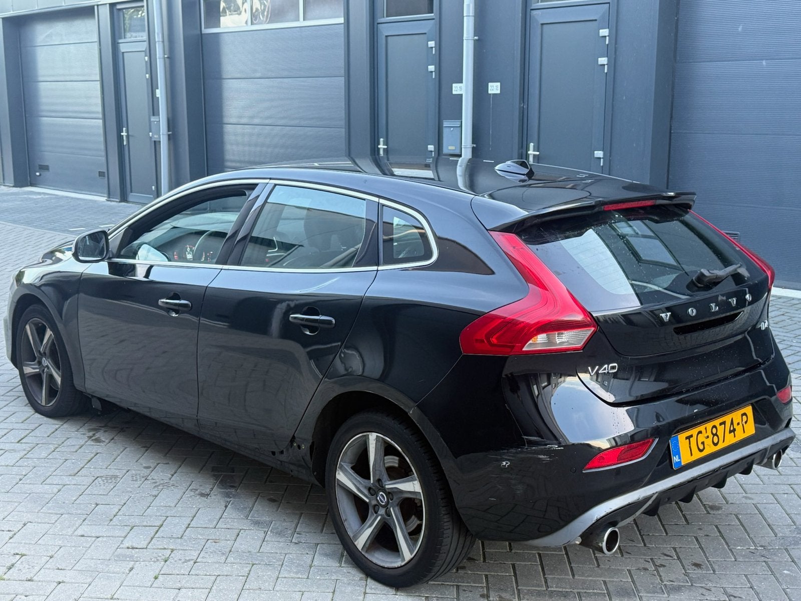 Volvo V40 2.0 D4 Geartronic 2015 Zwart, Zwart, Diesel, 154 €/maand, 1386 kg