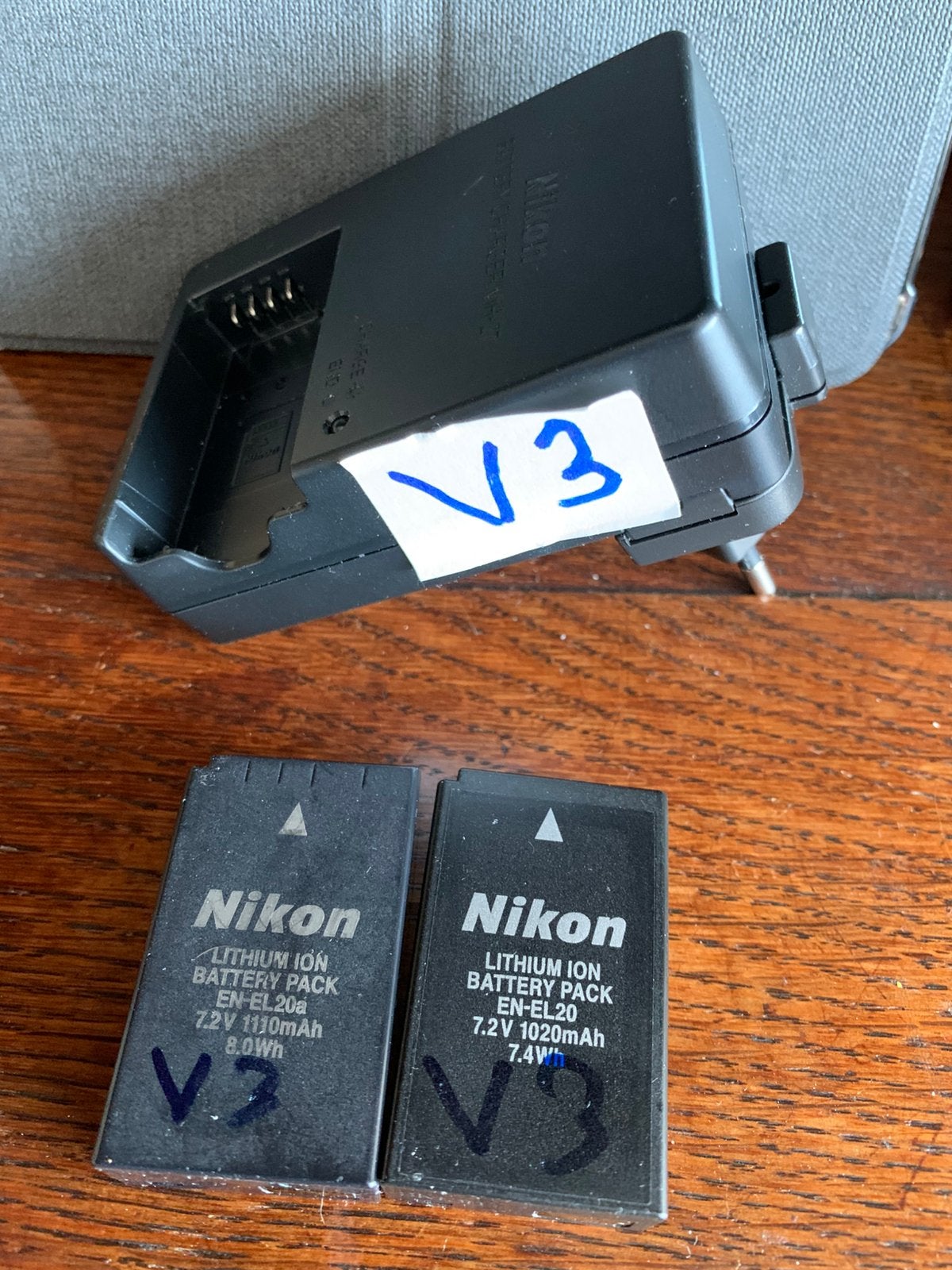 Oplader Nikon 1 V3 met 2 batterijen, Gebruikt, Nikon, Opladen via netstroom, Nikon