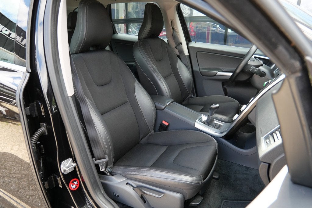 Volvo XC60 2.0 D3 FWD Polar+ | Cruise | Trekhaak | Navi | 17, Auto's, Volvo, 4 cilinders, Leder en Stof, Zwart, Bedrijf