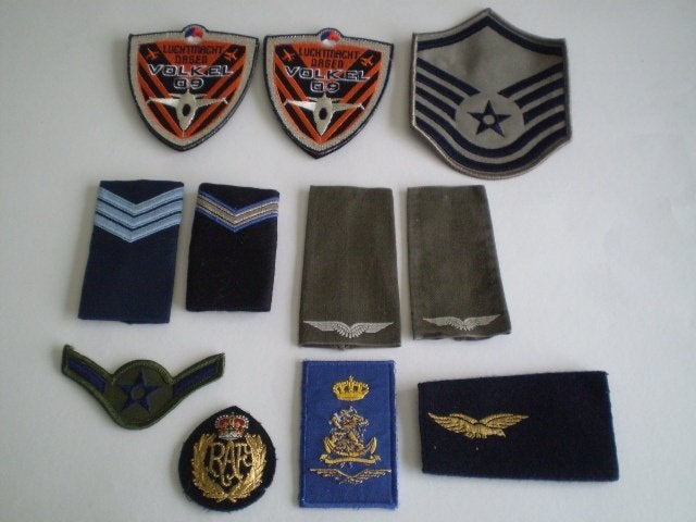 VEEL ARTIKELEN VAN DE LUCHTMACHT UIT BINNEN- EN BUITENLAND, Ophalen of Verzenden, Landmacht, Overige gebieden, Overige typen