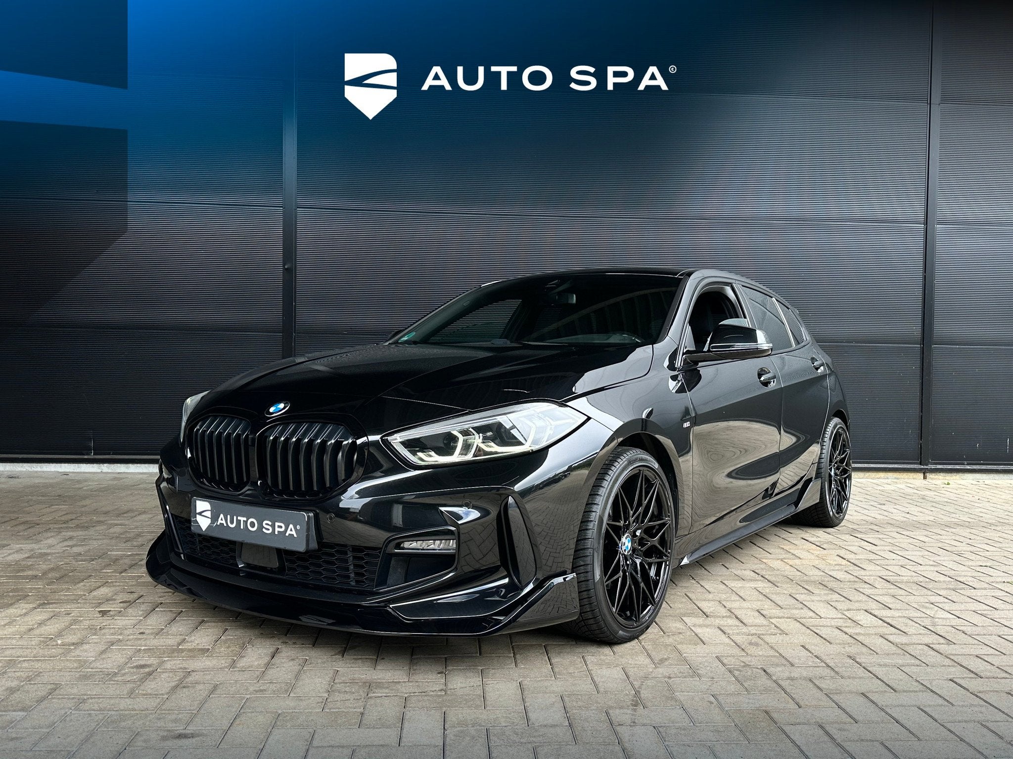 BMW 1 Serie 118i AUT M-SPORT | LED | HiFi | Stoelverwarm. |, Auto's, 136 pk, Gebruikt, 1290 kg, Zwart
