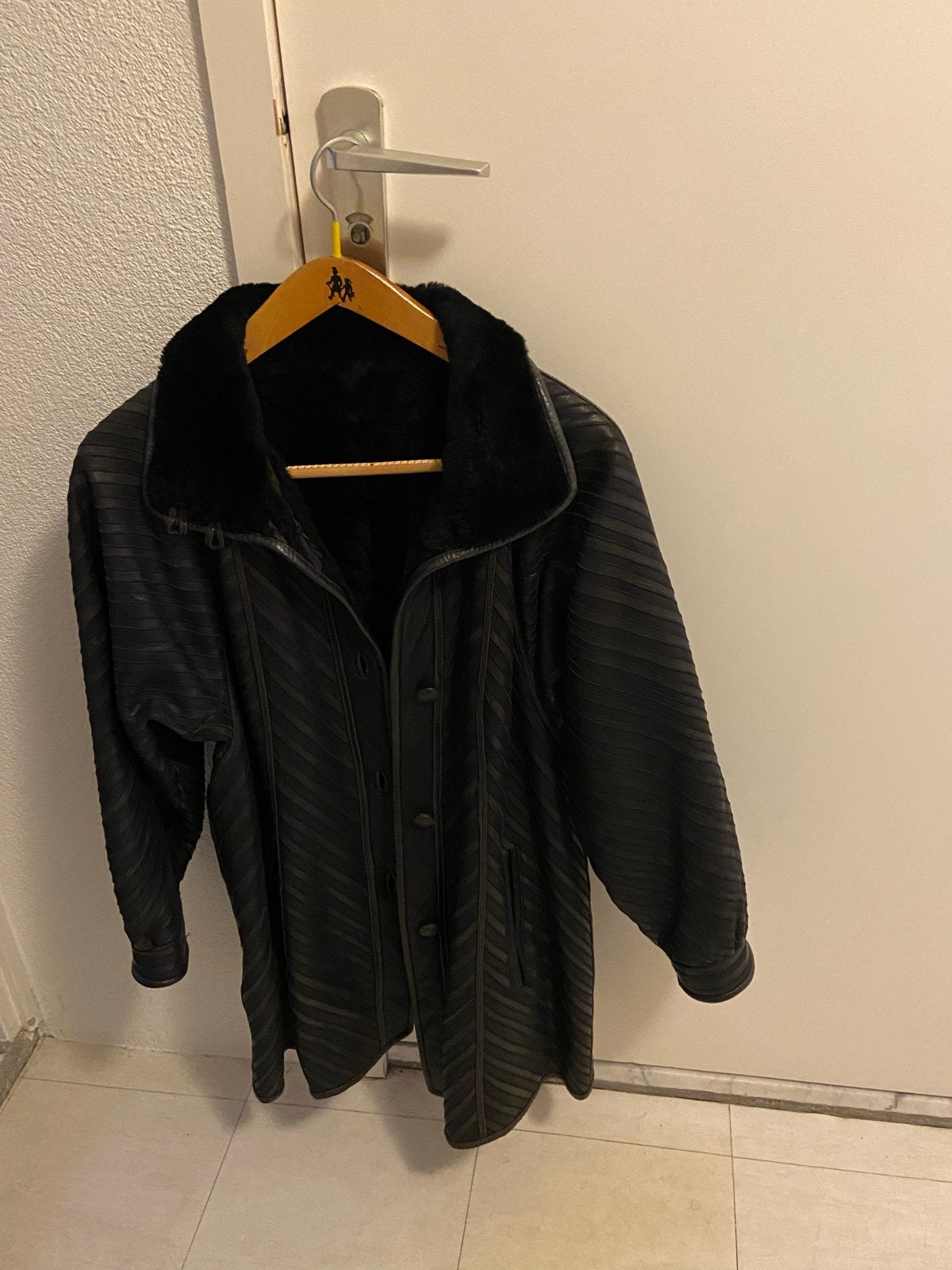 Zwarte leren jas met bontkraag, Ophalen of Verzenden, Gedragen, Maat 38/40 (M), Zwart