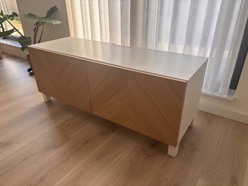 BESTÅ tv-meubel wit met eikenfineer deuren (soft-close), Ophalen, 100 tot 150 cm, Zo goed als nieuw, Minder dan 100 cm