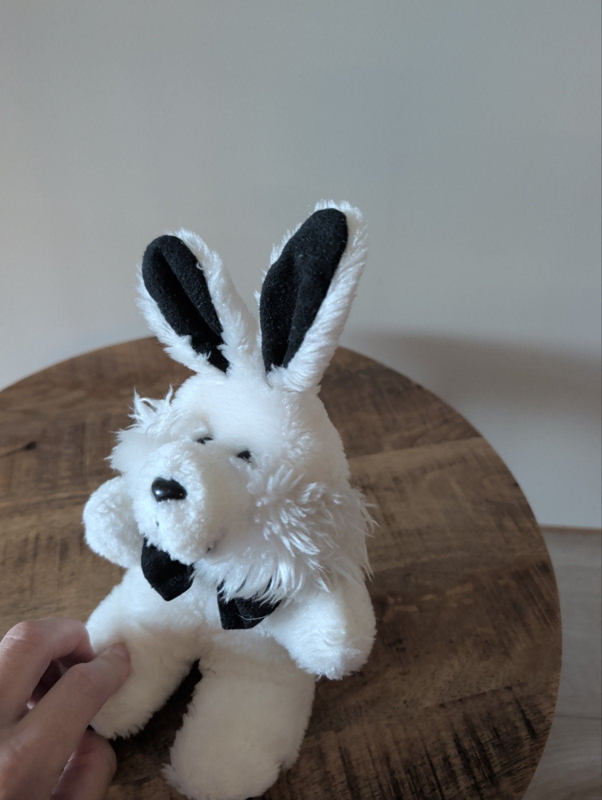 Schattige witte knuffel met zwarte oren en strik, Ophalen, Konijn, Zo goed als nieuw, Klein (minder dan 20 cm)