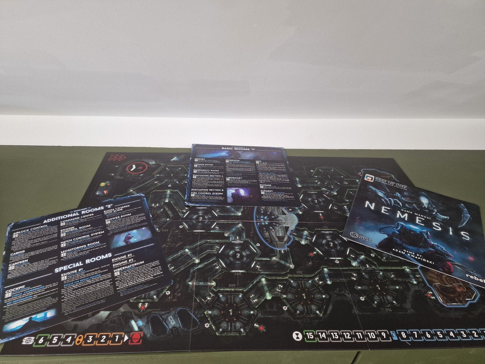 Nemesis Basisspel Kickstarter Editie + Extra Boekjes, Vijf spelers of meer, Ophalen of Verzenden, Zo goed als nieuw, Awaken Realms