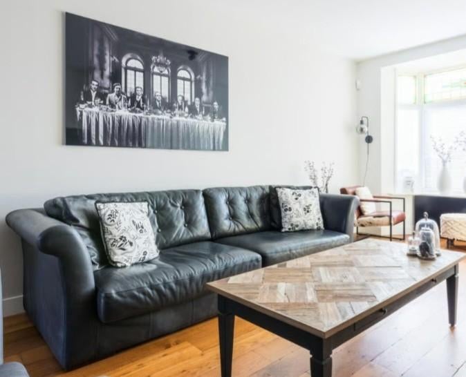 ZWARTE LEDEREN MODERNE CHESTERFIELD VERSIE 4 ZITS BANK., Ophalen, 250 tot 300 cm, Zo goed als nieuw, Modern