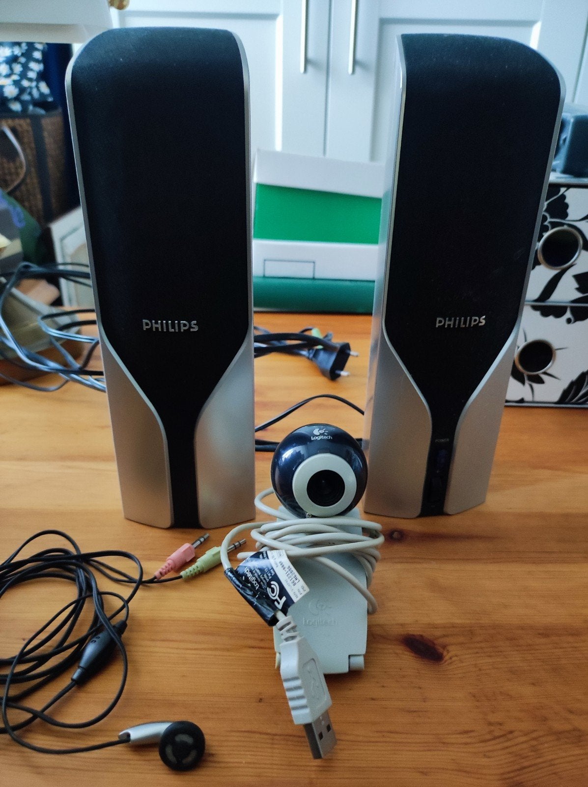 Philips 2.0 Luidsprekerset met Logitech Webcam en Oortjes, Computers en Software, Ophalen, Gebruikt, Audiokanaal 2, Philips