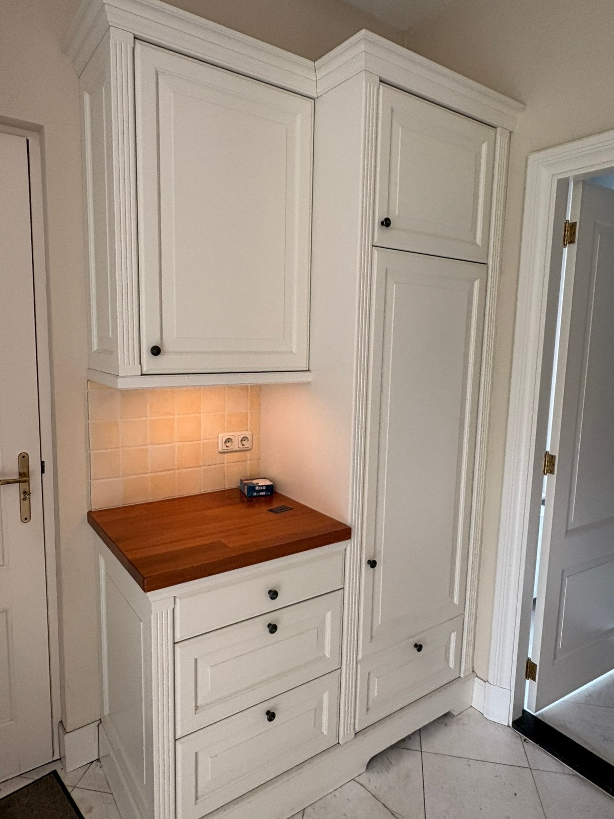 Foto 4 van Complete landelijke keuken met natuurstenen werkblad