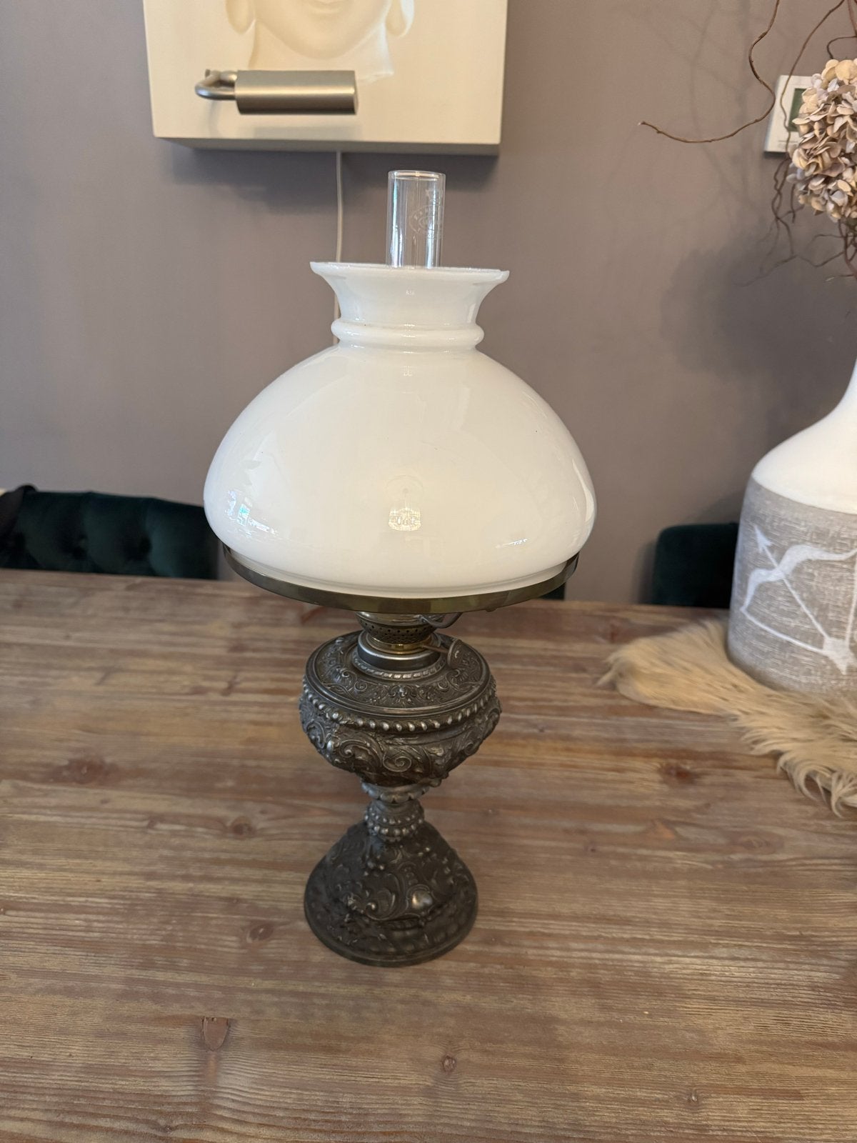 Antieke olielamp met wit glazen kap, Ophalen of Verzenden
