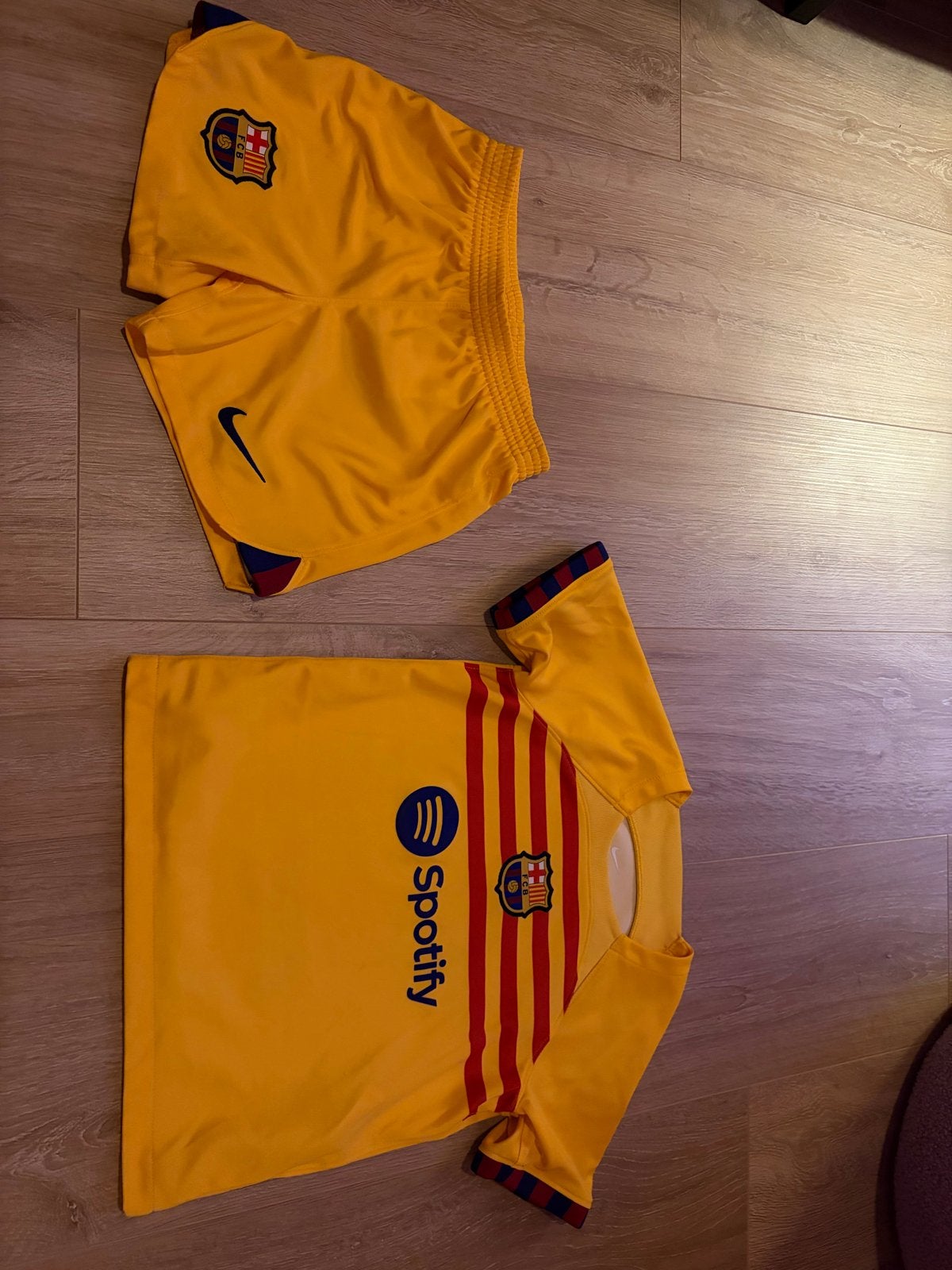 FC Barcelona Thuisshirt en Broekje - Kinderen, Ophalen of Verzenden, Nieuw, Jongen of Meisje