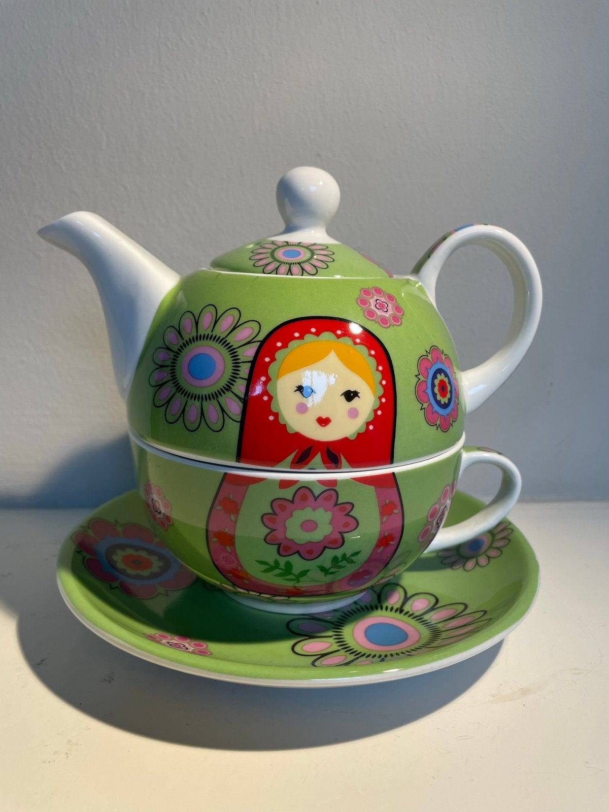 Theepot met kop en schotel - Matroesjka design, Gebruikt, Overige merken, Keramiek, Ophalen of Verzenden