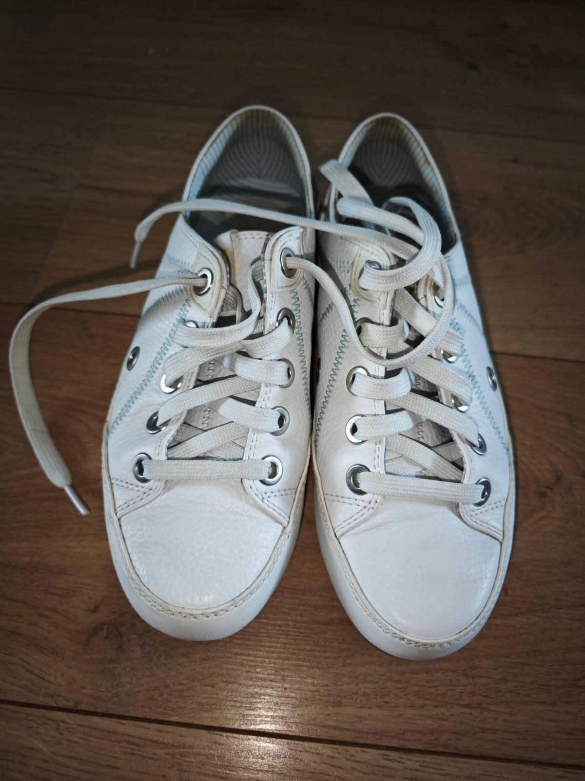 Sneakers Helly Hansen wit leer mt 38 ZGAN
Leder. 
Keurige sn, Ophalen of Verzenden, Zo goed als nieuw, Wit, Sneakers of Gympen