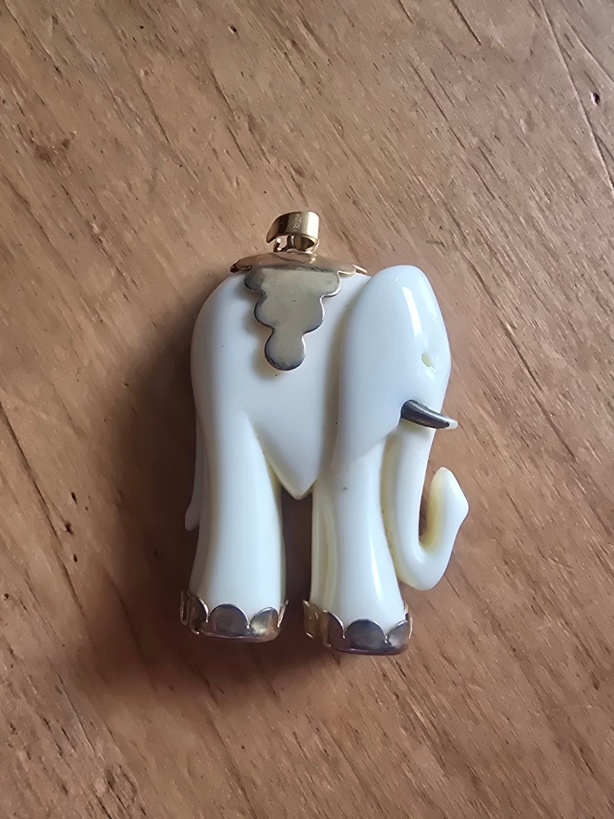 Vintage ivoren olifant hanger met gouden accenten, Ophalen of Verzenden, Gebruikt