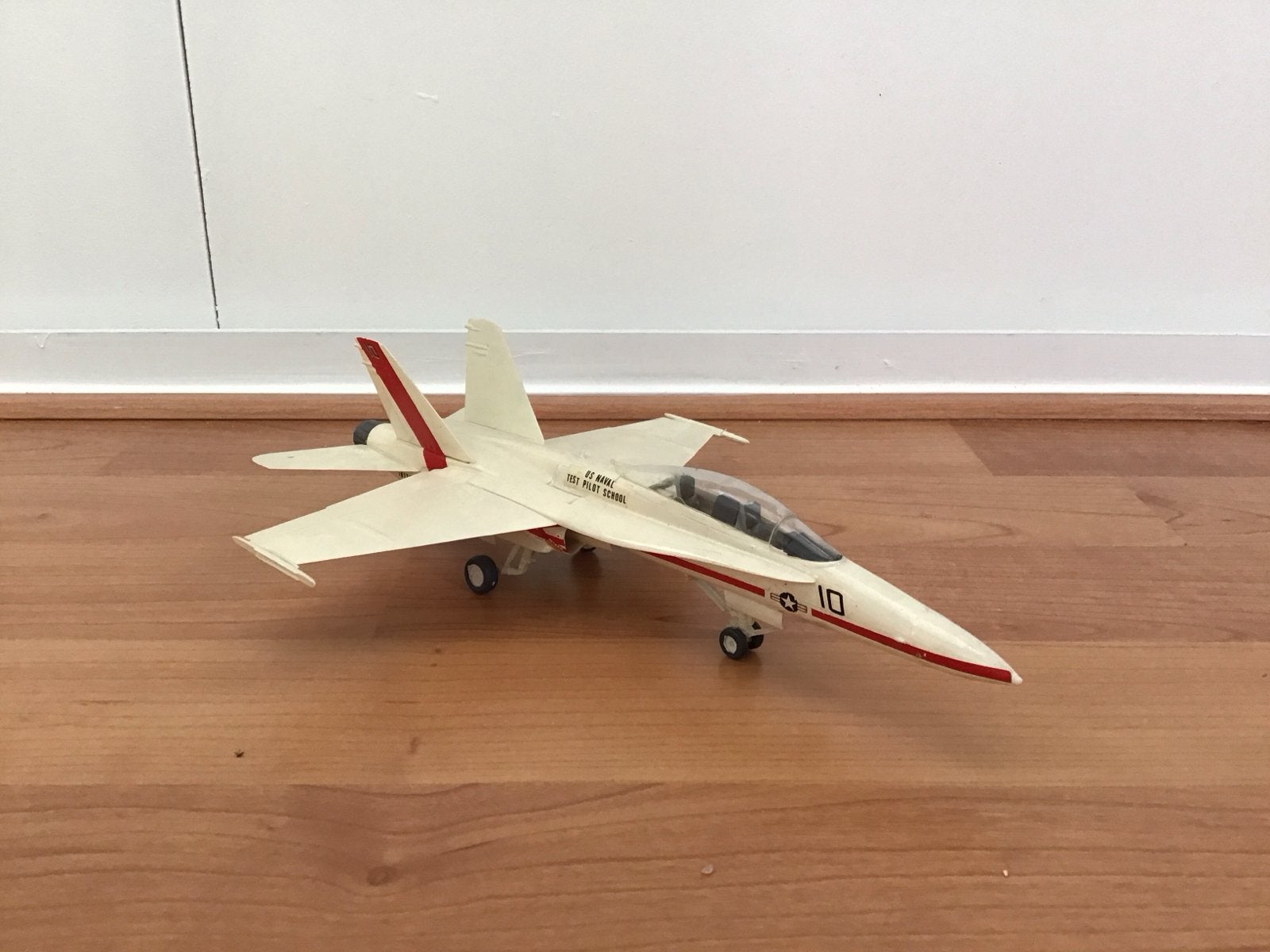 Modelvliegtuig F/A-18 Hornet - Wit met rode accenten, Overige merken, Gebruikt, Ophalen of Verzenden, Groter dan 1:72