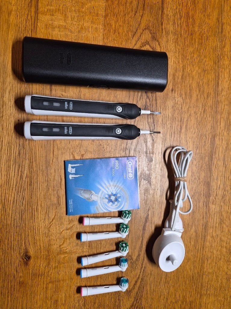 2 x Oral-B Pro CrossAction elektrische tandenborstel Black, Verzenden, Zo goed als nieuw, Mondverzorging
