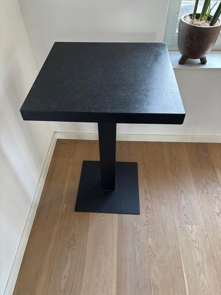 Granieten bijzettafel Lion Stone met stalen poot zwart, Overige materialen, Vierkant, Nieuw, 60 cm of meer