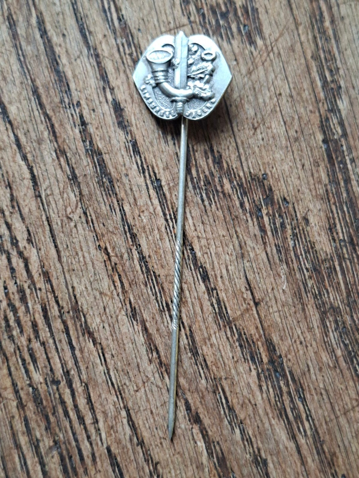 Limburgse Jagers speldje, Ophalen of Verzenden, Landmacht, Nederland, Embleem of Badge