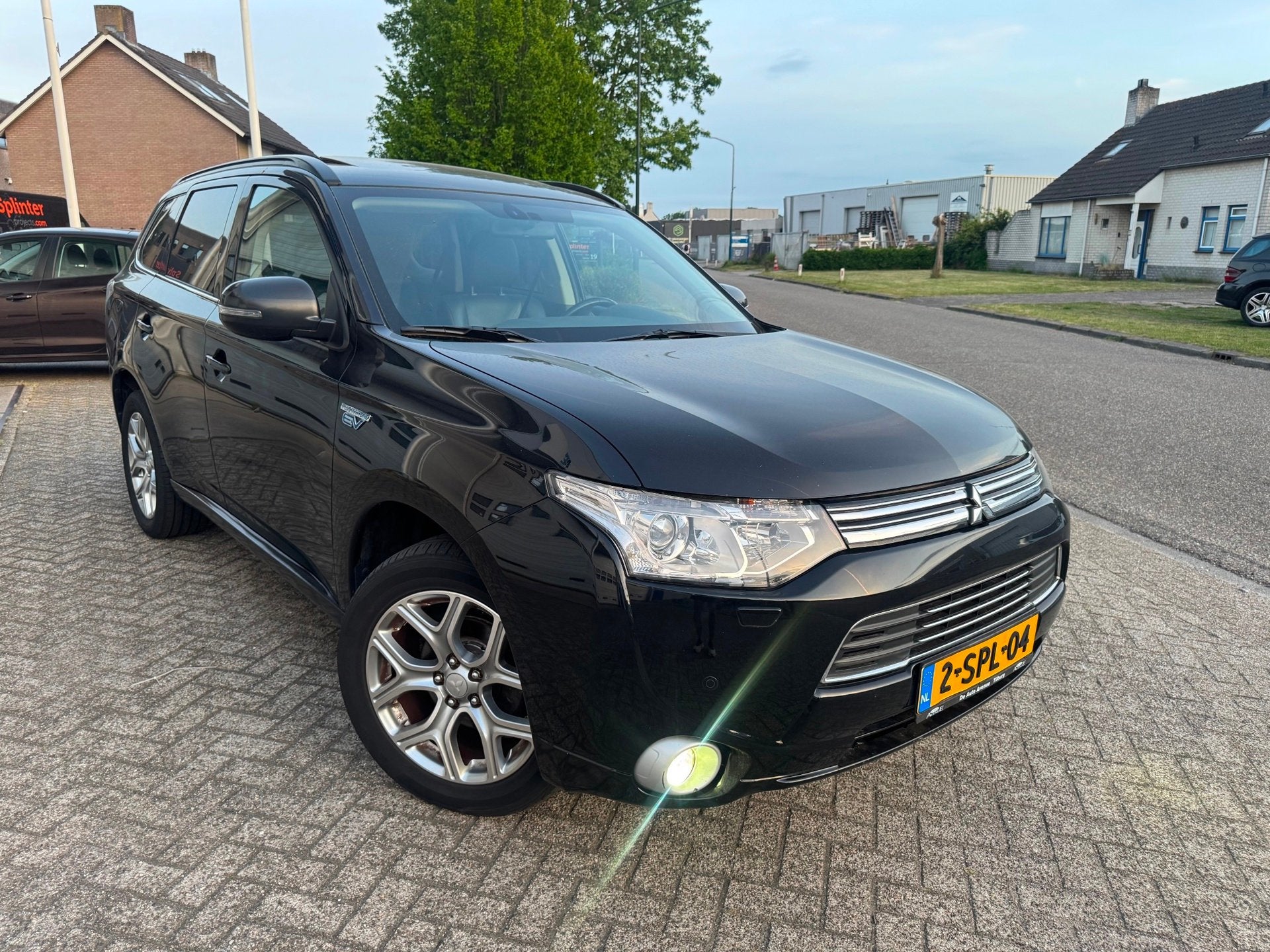 Mitsubishi Outlander 2.0 PHEV Instyle Schuifdak, Camera, Lee, Auto's, Mitsubishi, 4 cilinders, Stoelverwarming, Zwart, Vierwielaandrijving