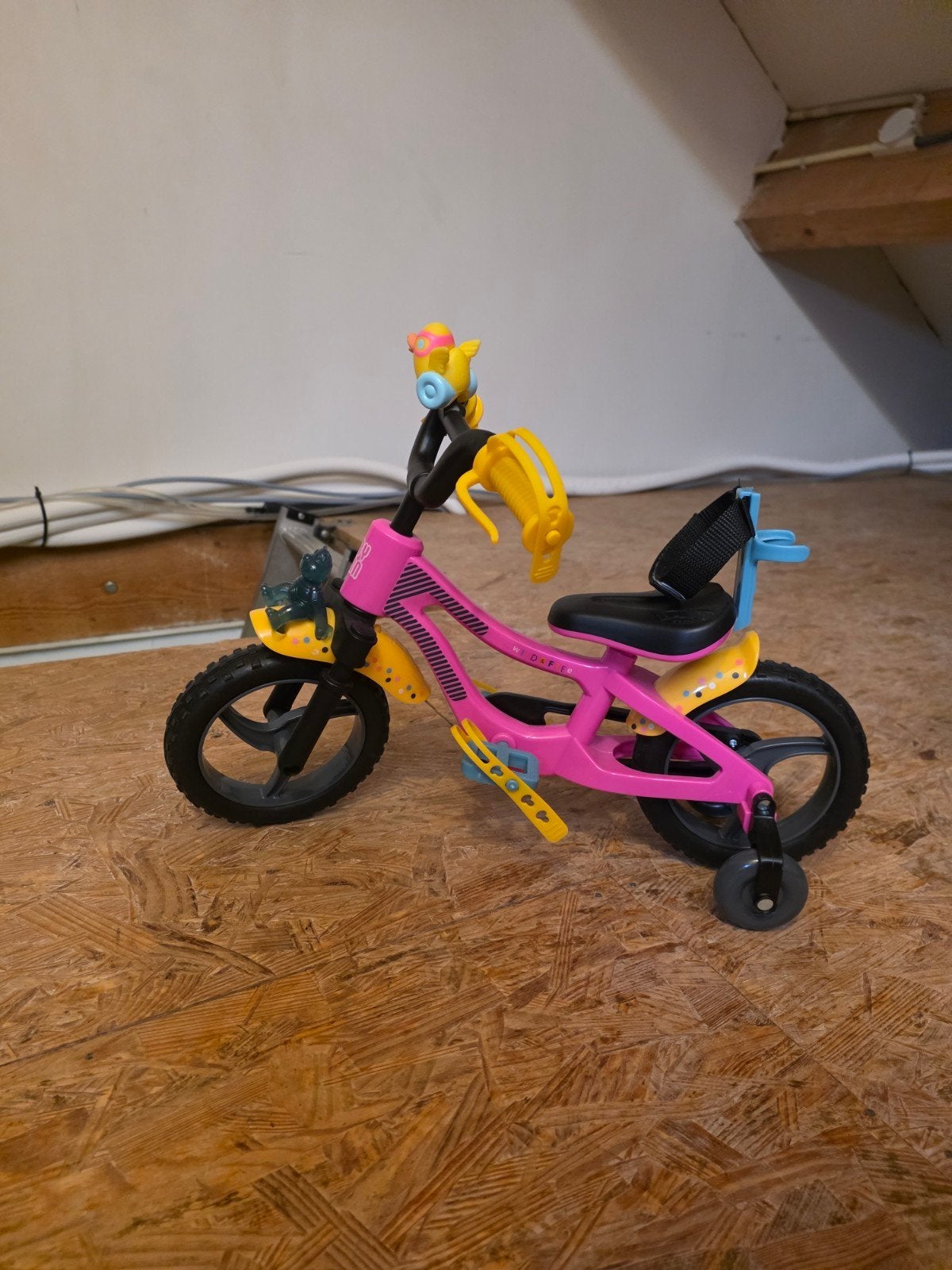 Roze loopfiets met zijwieltjes voor baby born, Ophalen, Zo goed als nieuw