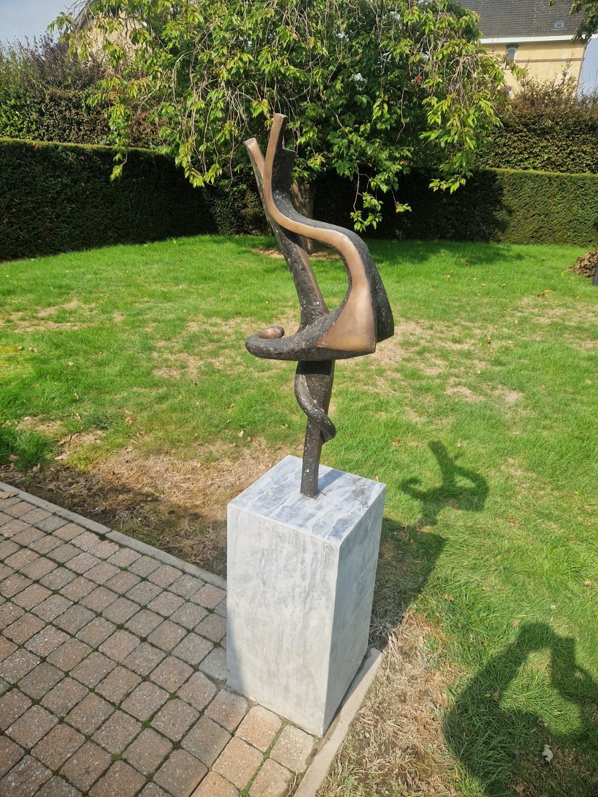 Bronzen beeld Italiaanse kunstenaar met hardstenen zuil, Ophalen, Brons, Op sokkel, Beeld