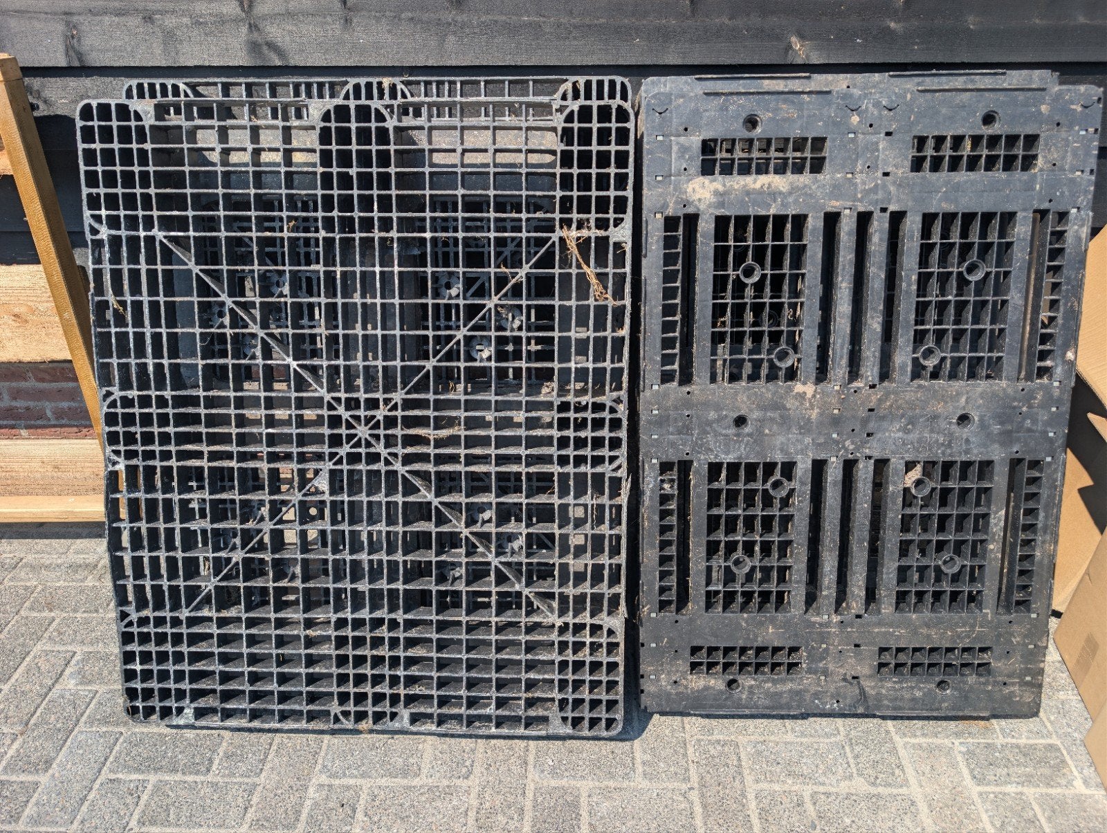 4 plastic pallets, Ophalen