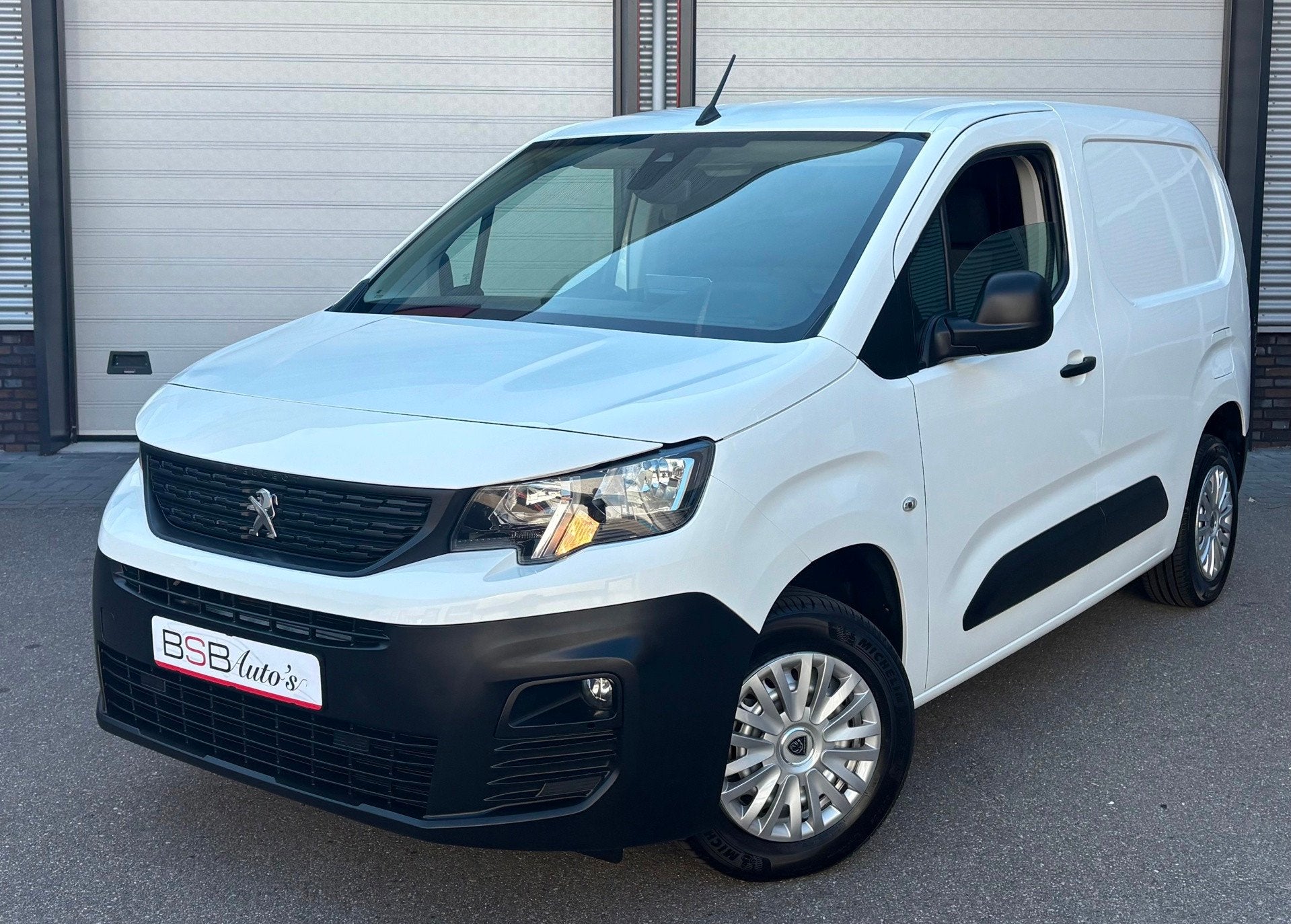 Peugeot Partner 1.2 PureTech Premium Airco Navi Cruise Pdc C, Voorwielaandrijving, Gebruikt, 1199 cc, 990 kg