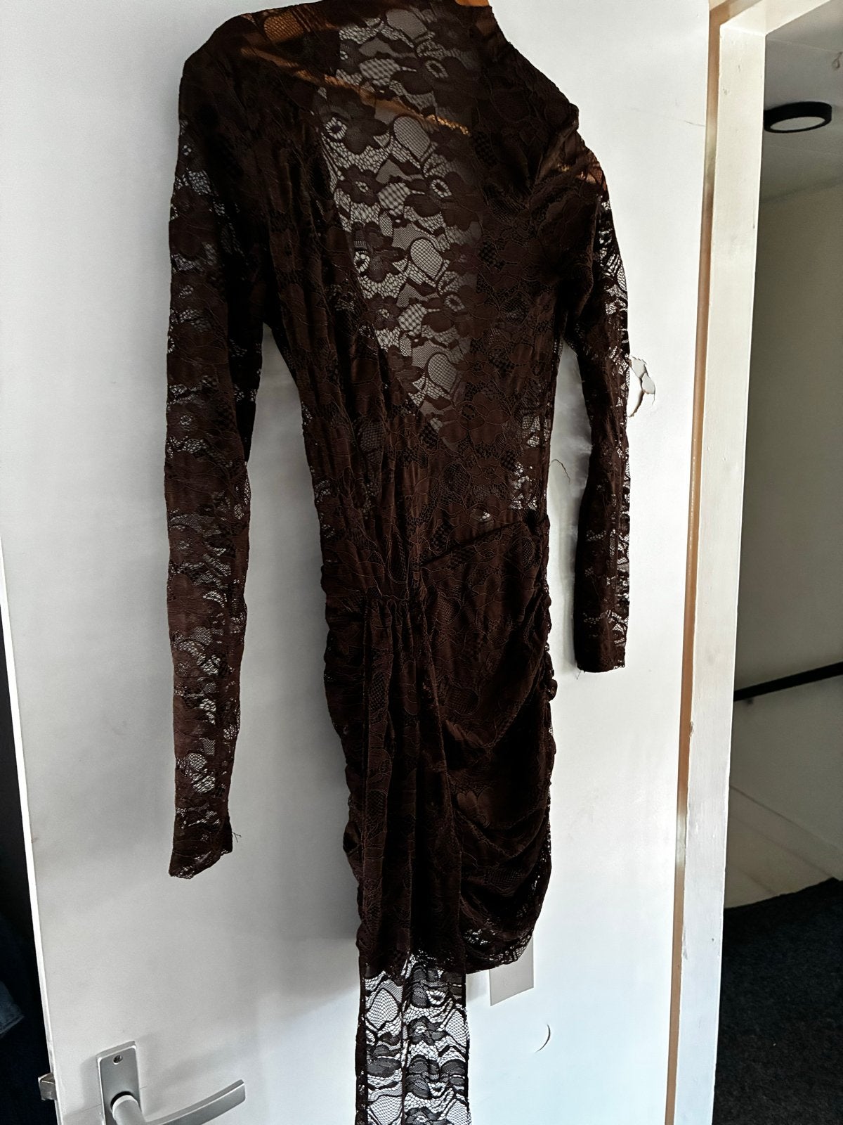 Unique The Label Kiki Lace Dress Bruin Nieuw, Ophalen of Verzenden, Nieuw, Maat 38/40 (M), Bruin