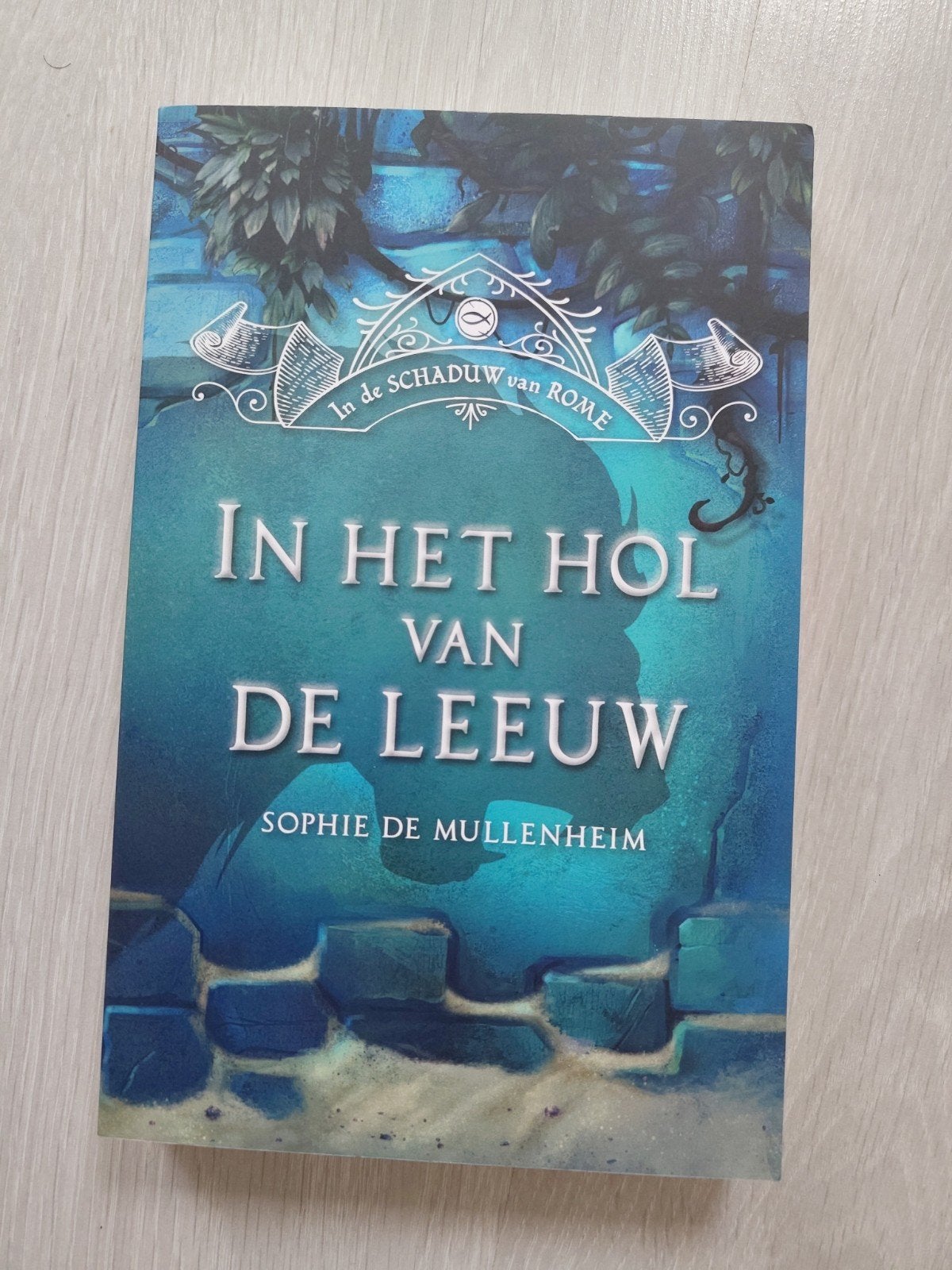 *NIEUW*: Sophie de Mullenheim - In het hol van de leeuw, Ophalen of Verzenden, Nieuw, Sophie de Mullenheim