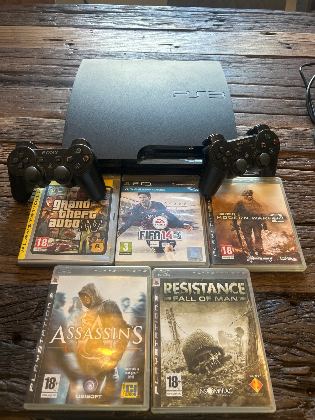 PlayStation 3 Slim + 2 originele Sony controllers + 5 games, Gebruikt, 2 spelers, Eén computer, Vanaf 12 jaar