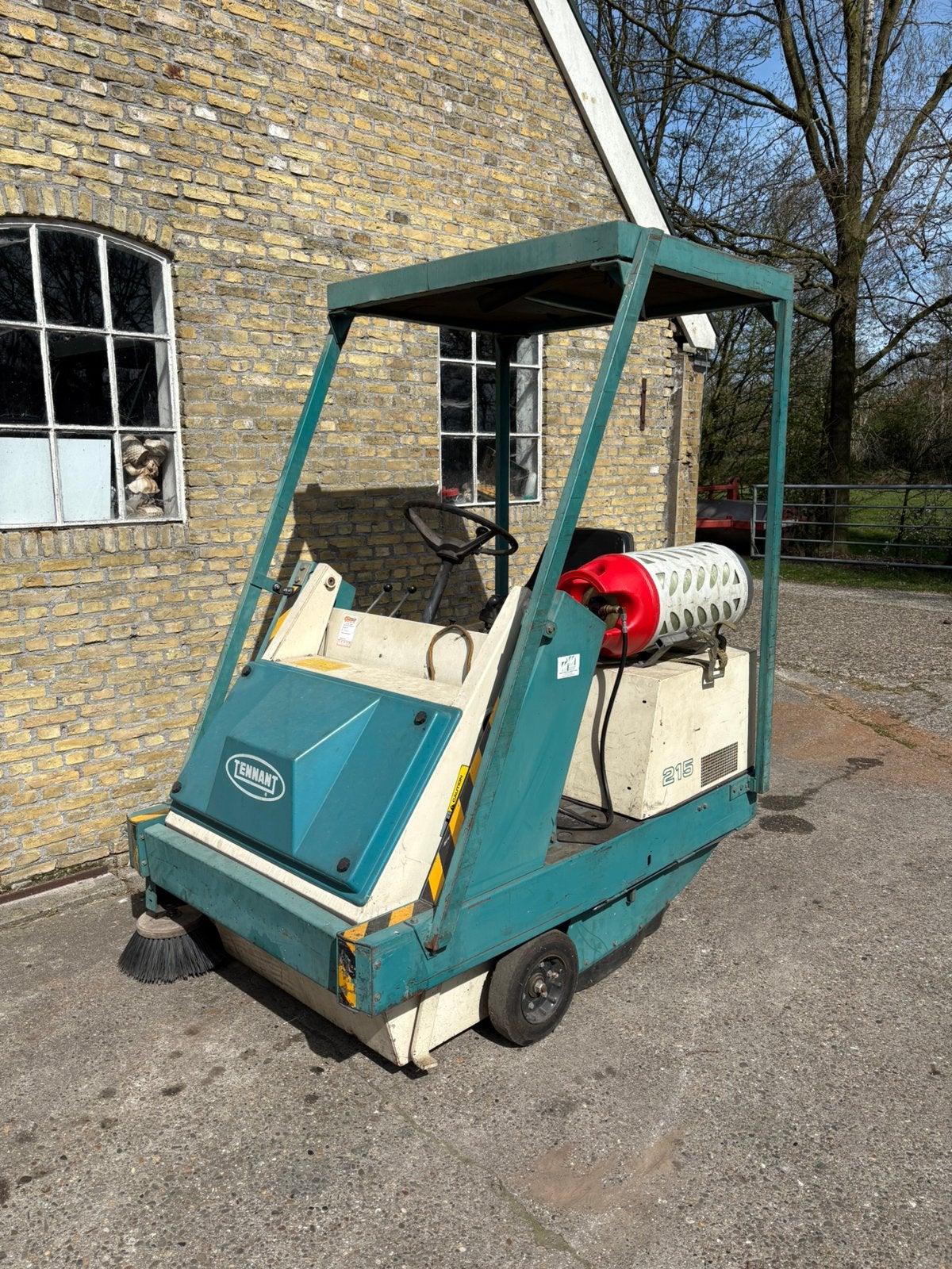 Tennant 215 veegmachine LPG met opvangbak schoonmaak machine, Ophalen of Verzenden, Gebruikt, Overige typen