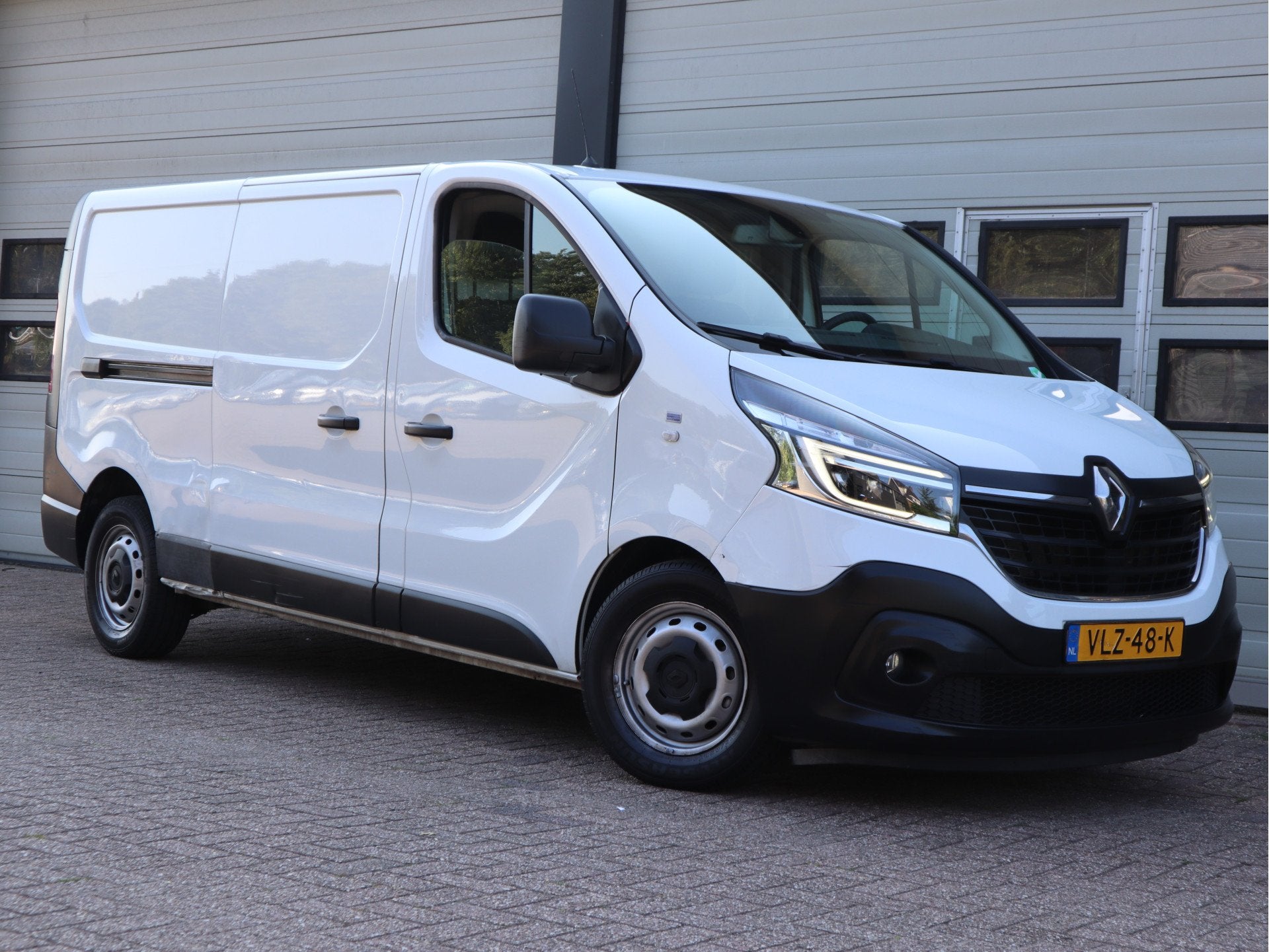 Renault Trafic 2.0 dCi 146pk Automaat Euro 6 - 2x Schuifdeur, Auto's, Bestelauto's, Stof, Gebruikt, Euro 6, 4 cilinders