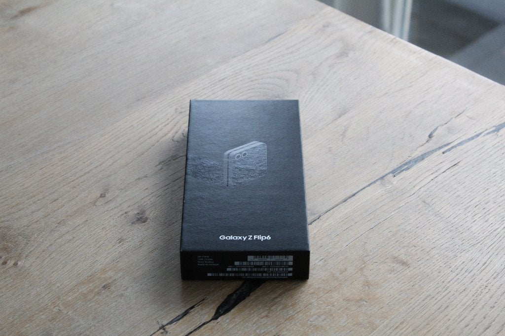 Foto 2 van Samsung Galaxy Z Flip6 - 512GB - 12GB RAM - Silver Shadow