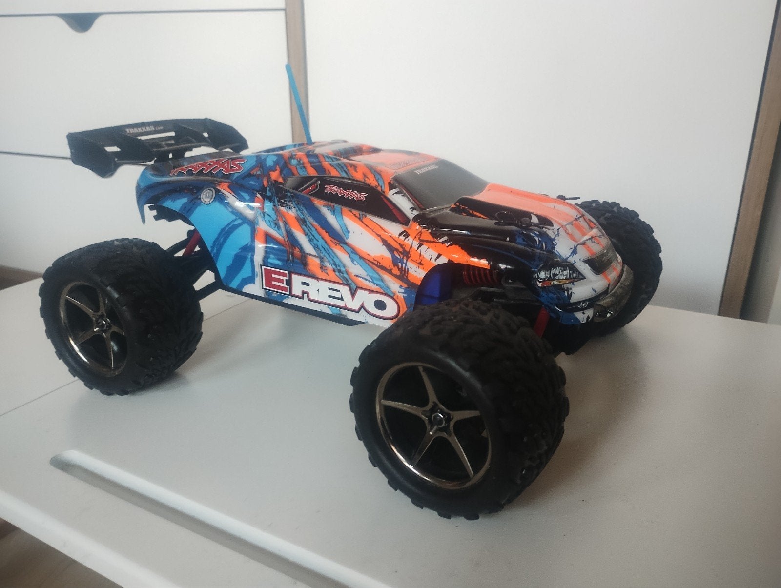 Traxxas E-Revo Titan Brushed 4x4 1/16 RTR, Elektro, Auto offroad, Ophalen of Verzenden, Zo goed als nieuw