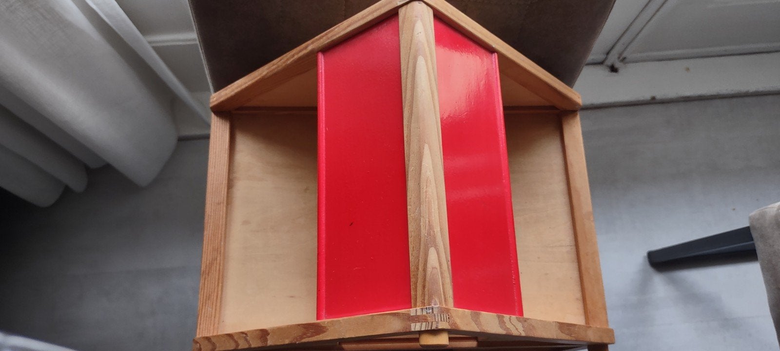houten compact poppen huis met enkele meubeltjes, Verzamelen, Poppenhuizen en Toebehoren, Ophalen of Verzenden, Zo goed als nieuw
