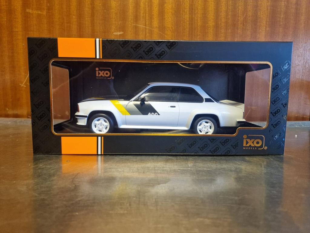 IXO Models Opel Ascona B400 1982 - 1/18, Hobby en Vrije tijd, Modelauto's | 1:18, Ophalen, Nieuw, Auto, Overige merken