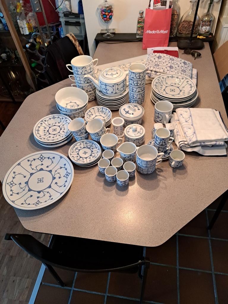 Blauw saks servies + tafelkleden, Ophalen