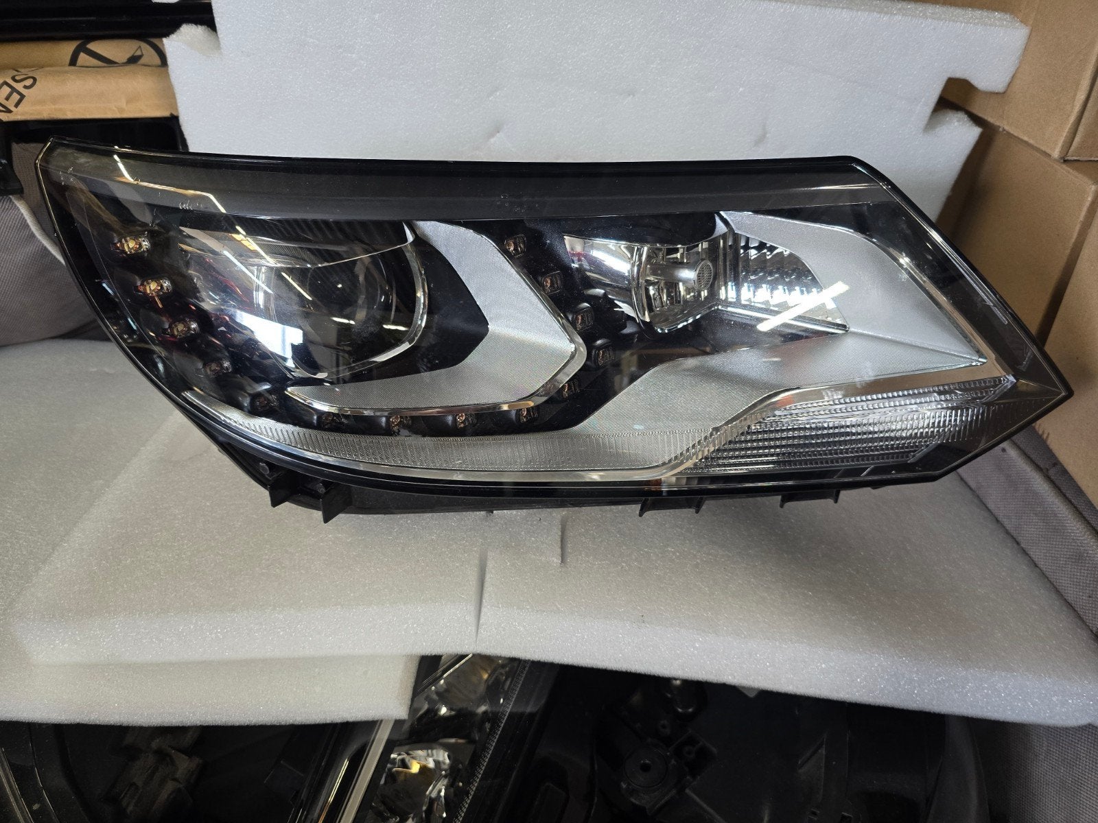 Koplamp Led Xenon rechts VW Tiguan 5N facelift bj 2011-2016, Gebruikt, Volkswagen, Wolfsburg, Ophalen of Verzenden