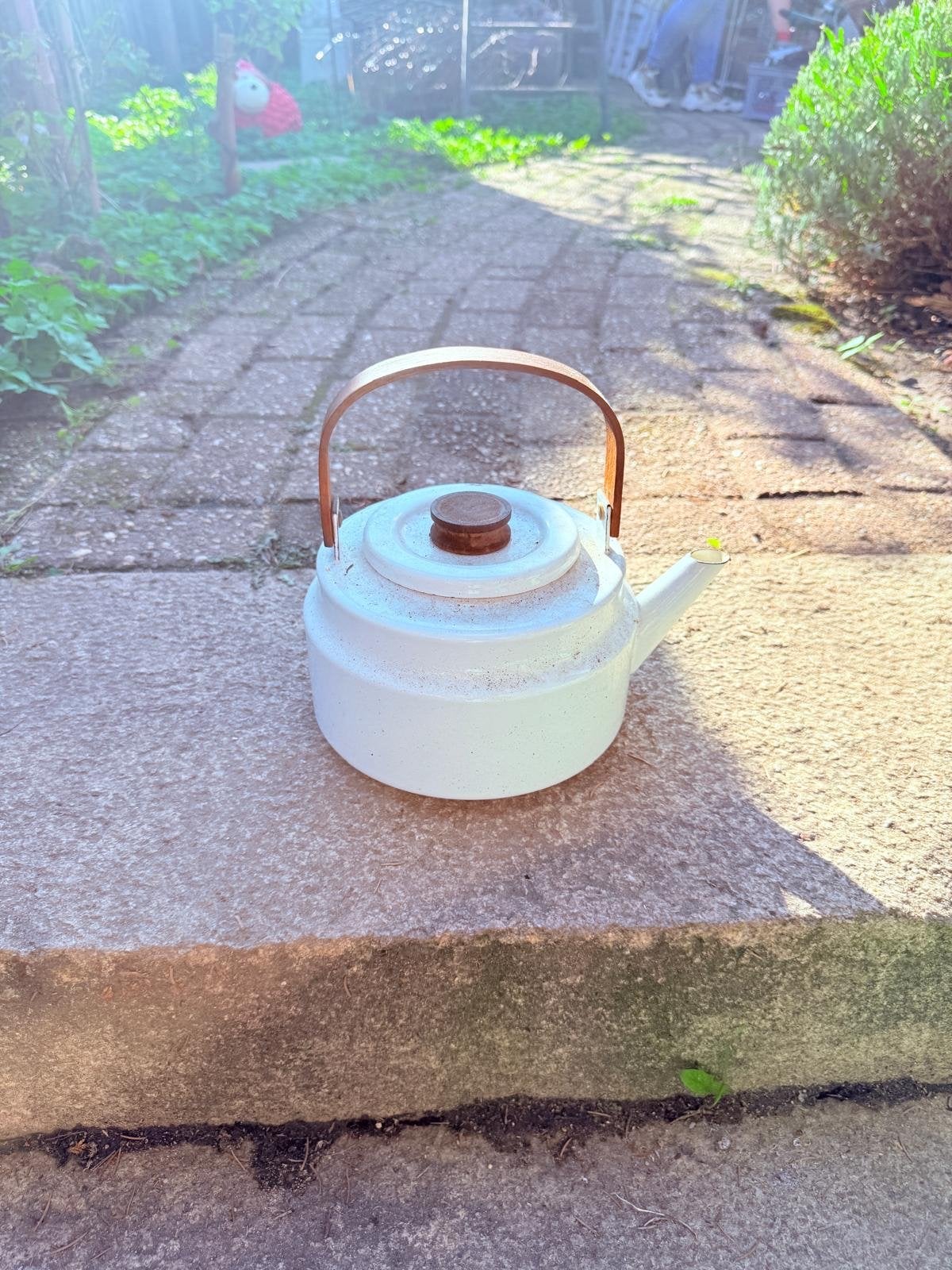 Vintage witte emaille fluitketel met houten handvat, Gebruikt, Metaal, Wit, Ophalen