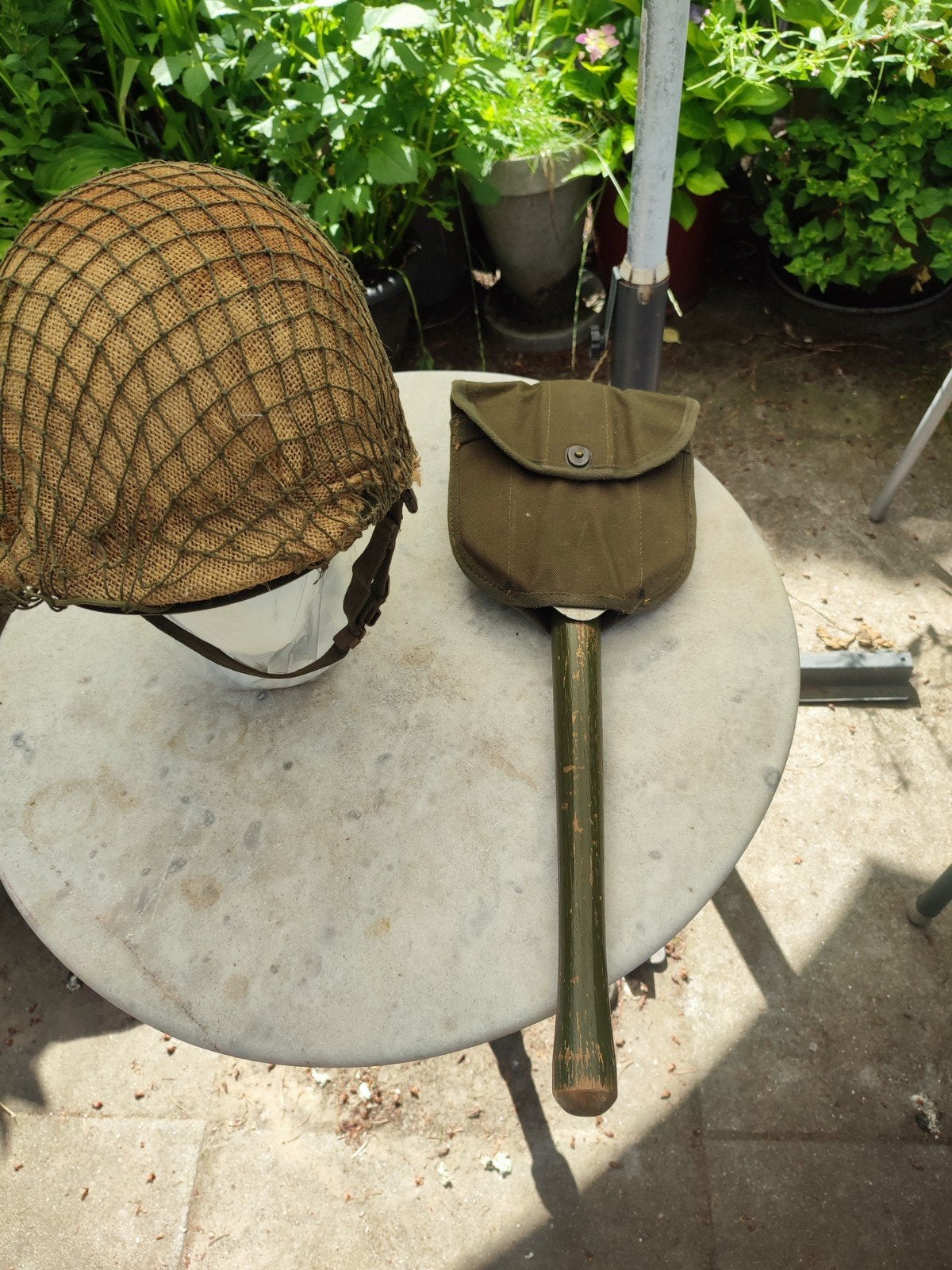 Mooie nederlandse helm en pioniersschep, Verzamelen, Ophalen of Verzenden, Landmacht, Nederland, Helm of Baret