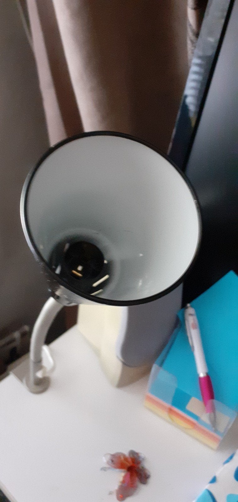 Buigzaam bureau spotje zwart met schakelaar en vastklemmer, Ophalen of Verzenden, Gebruikt, E14 (klein), Inclusief bevestigingsmateriaal