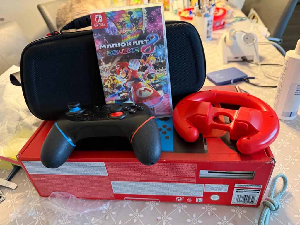 Nintendo Switch met Mario Kart 8 Deluxe en extra's, Met games, Met 2 controllers, Ophalen of Verzenden, Zo goed als nieuw