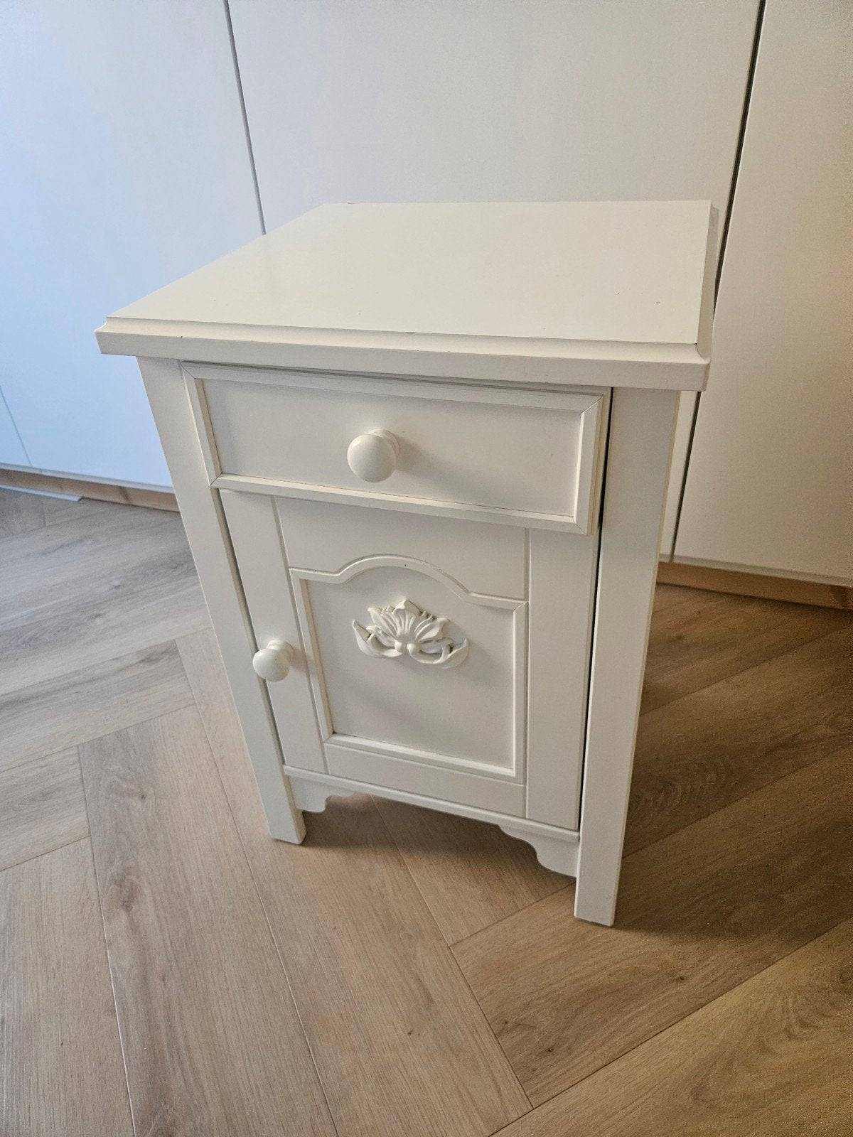 Wit houten nachtkastje met lade en deurtje, Huis en Inrichting, Ophalen, Gebruikt, Minder dan 45 cm, 55 tot 70 cm