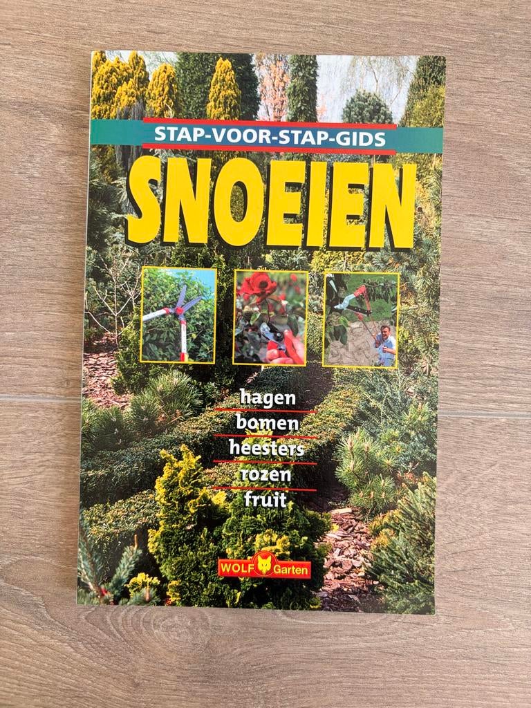 Stap-voor-stap-gids Snoeien: Hagen, Bomen, Heesters, Rozen,, Ophalen of Verzenden, Zo goed als nieuw, Tuinieren en Tuinplanten