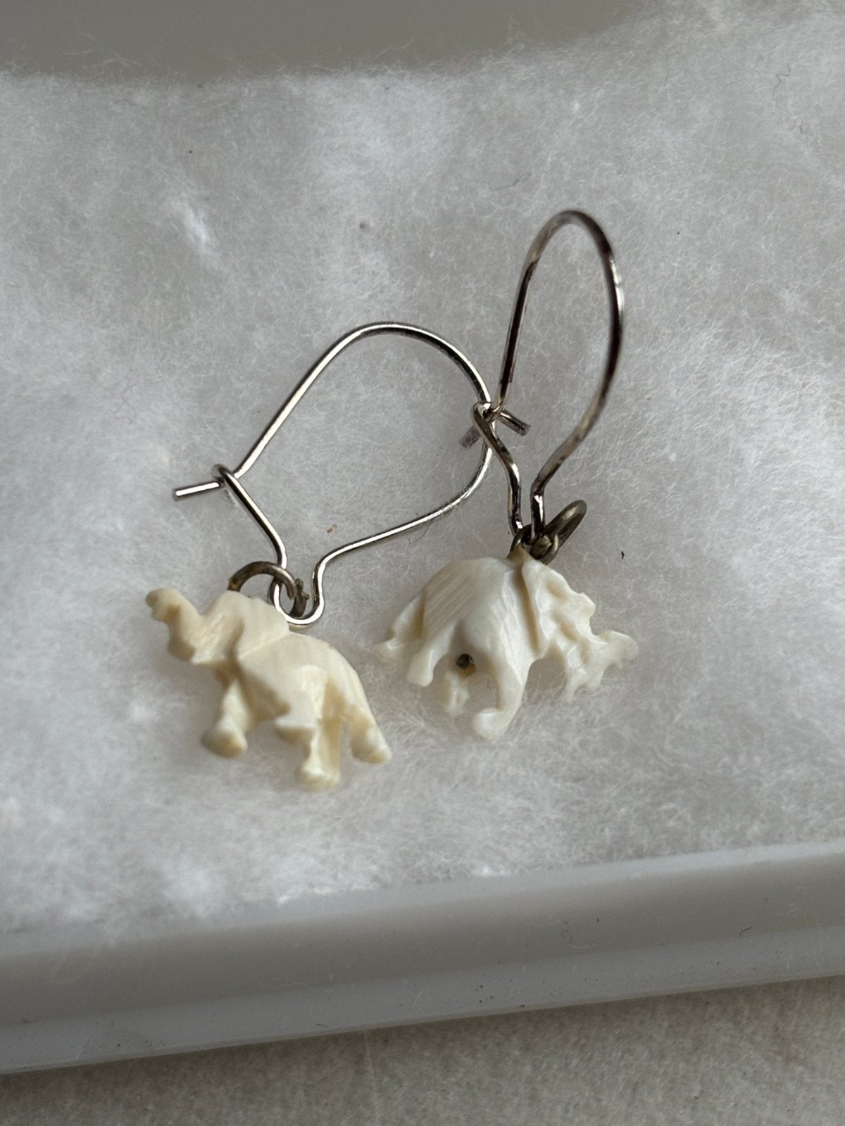 Vintage 1960/70 Oorbellen met olifantjes uiltjes of kamelen, Overige materialen, Wit, Ophalen of Verzenden, Hangers