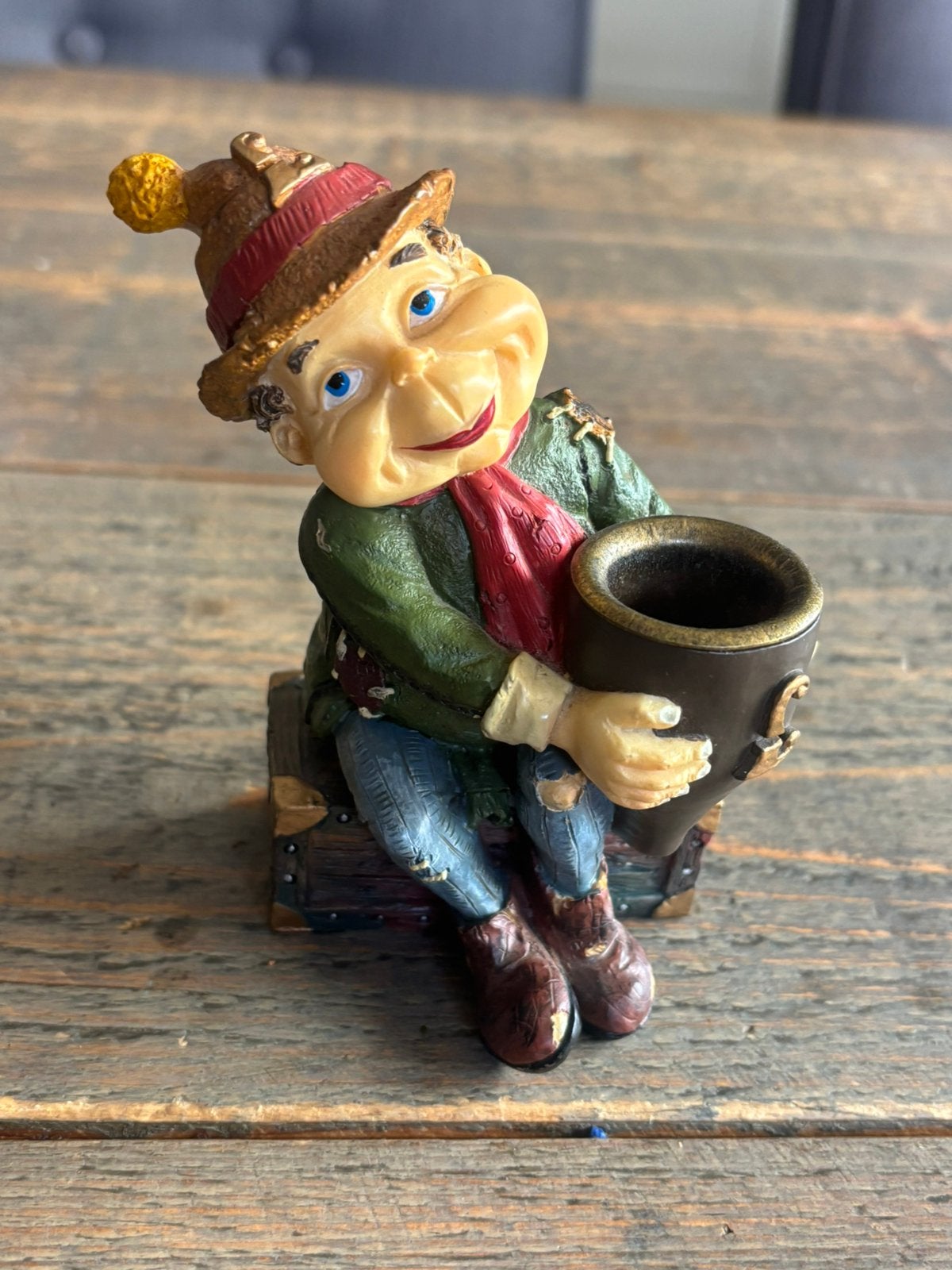 Zittende Laaf op een houten kist met een kaarsenhouder 1999, Ophalen of Verzenden, Zo goed als nieuw, Beeldje of Poppetje