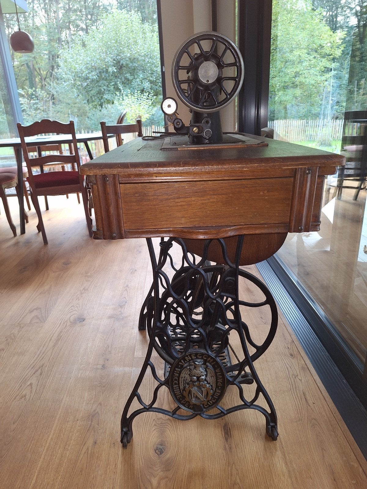 antieke trap naaimachine, Ophalen