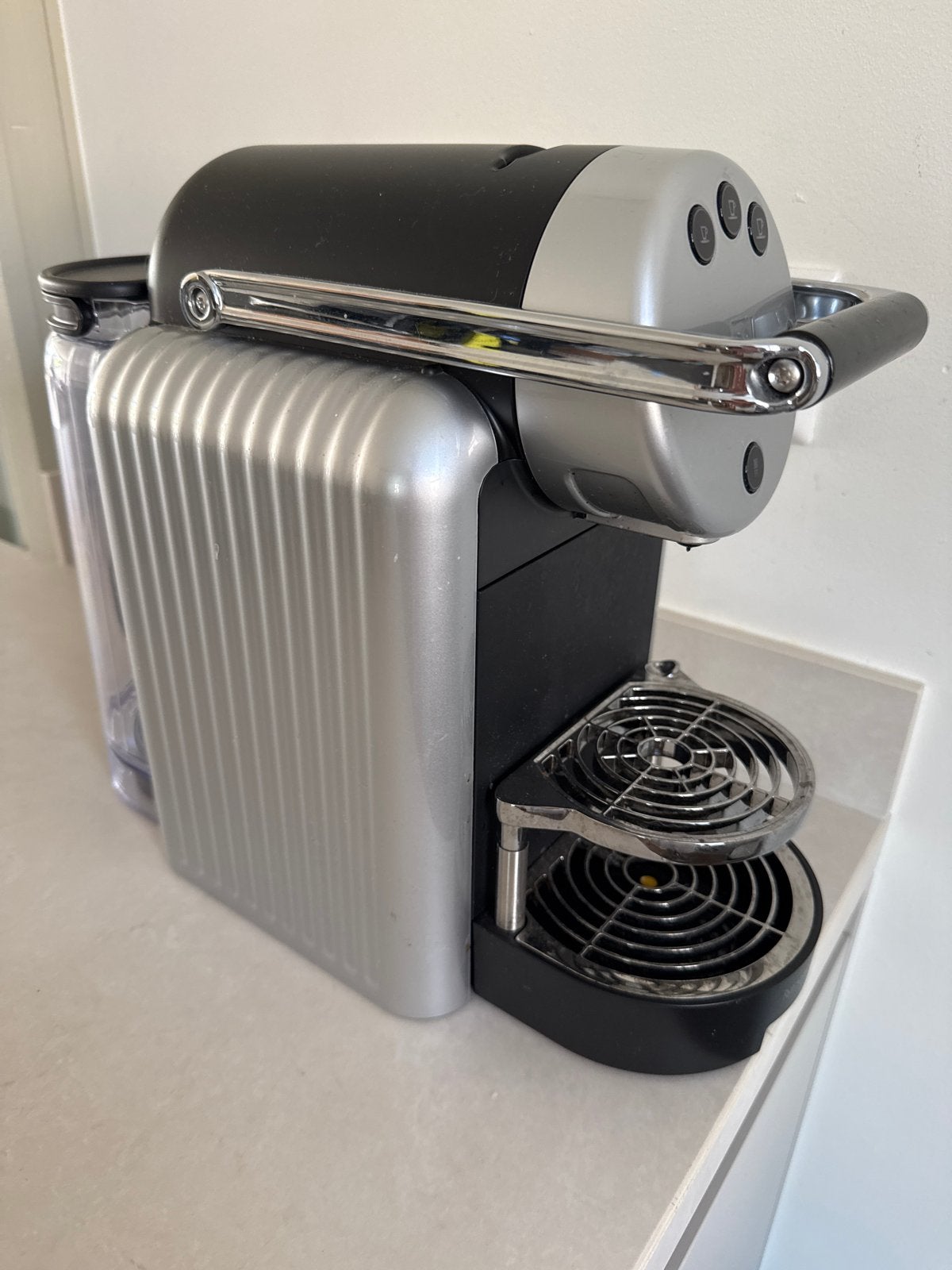 Nespresso Pixie koffiezetapparaat - Zilver/Zwart, Gebruikt, Espresso apparaat, Ophalen of Verzenden, 1 kopje