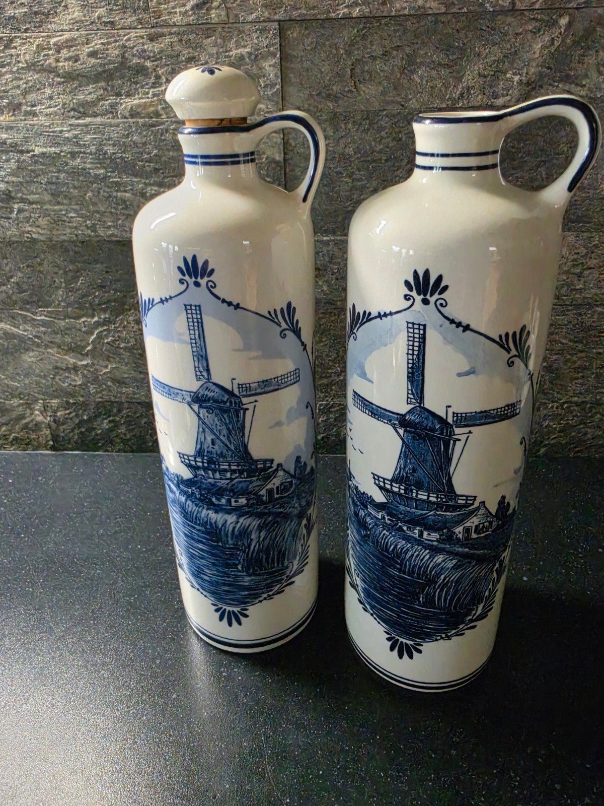 Delfts Blauw Karaffen met Molen Decor - Set van 2, Antiek en Kunst, Ophalen of Verzenden