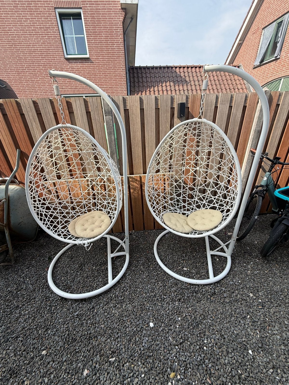2x Witte Wicker Hangstoelen met Standaard en Kussens, Ophalen, Gebruikt, Wicker