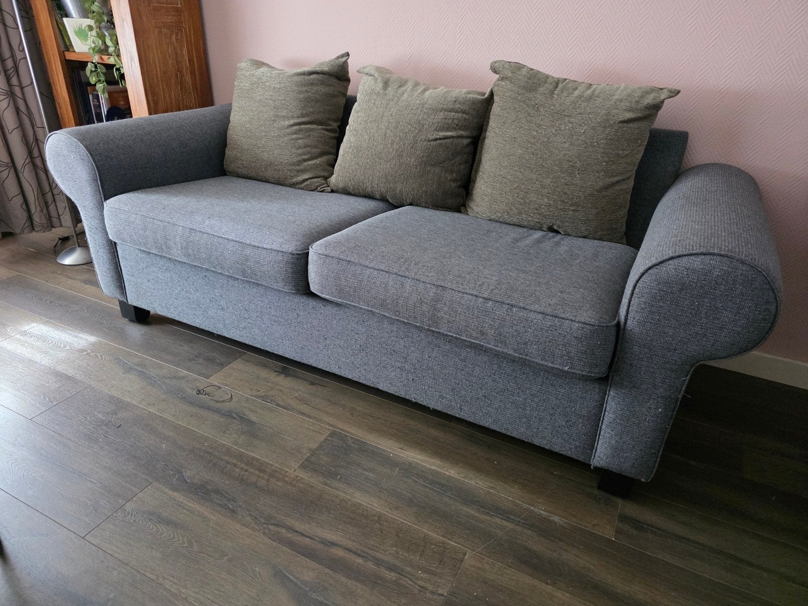 Comfortabele grijze 3 zitsbank met kussens, Ophalen, Driepersoons, 75 tot 100 cm, Zo goed als nieuw